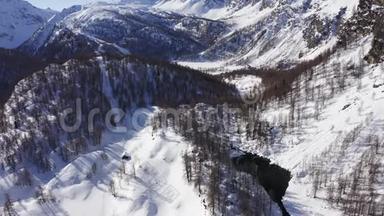 晴朗的冬日，空中俯瞰阿尔卑斯湖，露出雪山山谷。欧洲阿尔卑斯山户外